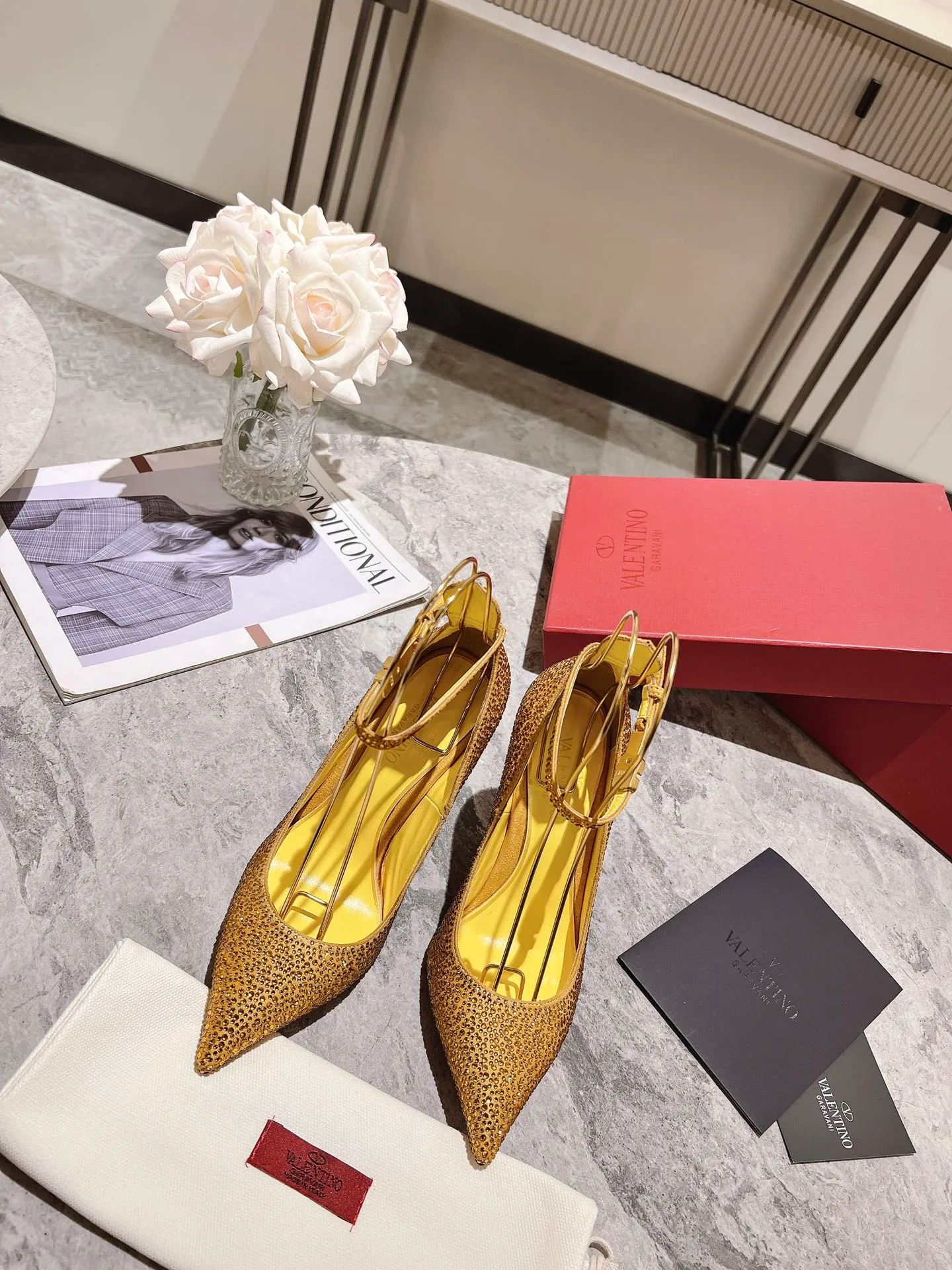 👟👟Ex-factory price 500👟👟 Genuine leather sole +40 Top version 𝑉𝐴𝐿𝐸𝑁𝑇𝐼𝑁𝑂 Valentino new spring and summer women's 6⃣️color "Czech Diamond💎" full diamond shoes The unique [V’s handcrafted diamond production] brings out a full sense of high-end, and the new season will live up to expectations! Worth buying★Absolutely high-grade❥Original method, Absolutely sensual❥Elegant style, creating a different feeling, simple and elegant style!  Code number: 35-41 (34-42 customized, non-returnable) Lining: Sheepskin lining Heel height: 10cm Leather outsole Rubber outsole